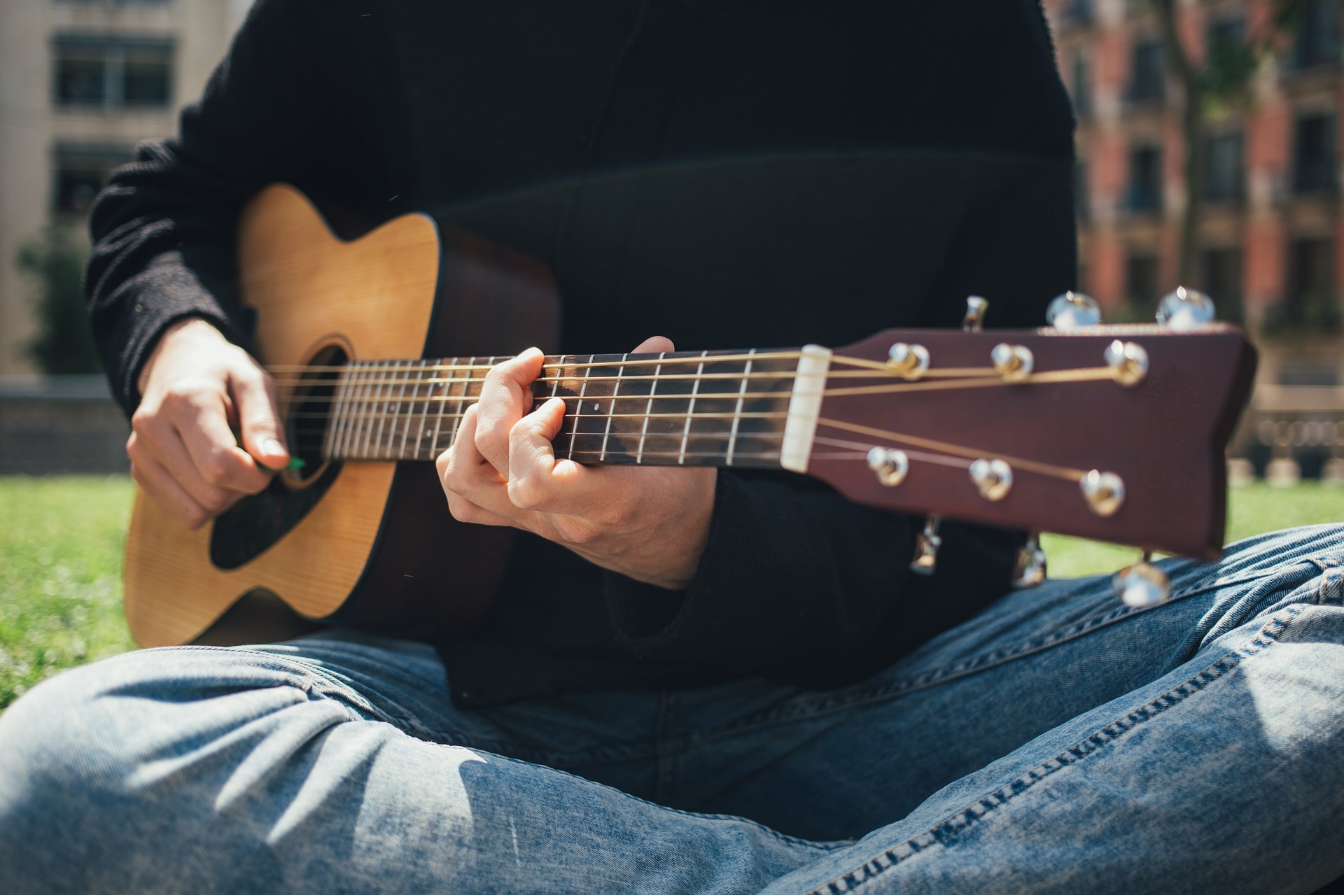Lees meer over het artikel Online gitaarles volgen? De beste online gitaarcursussen op een rijtje!