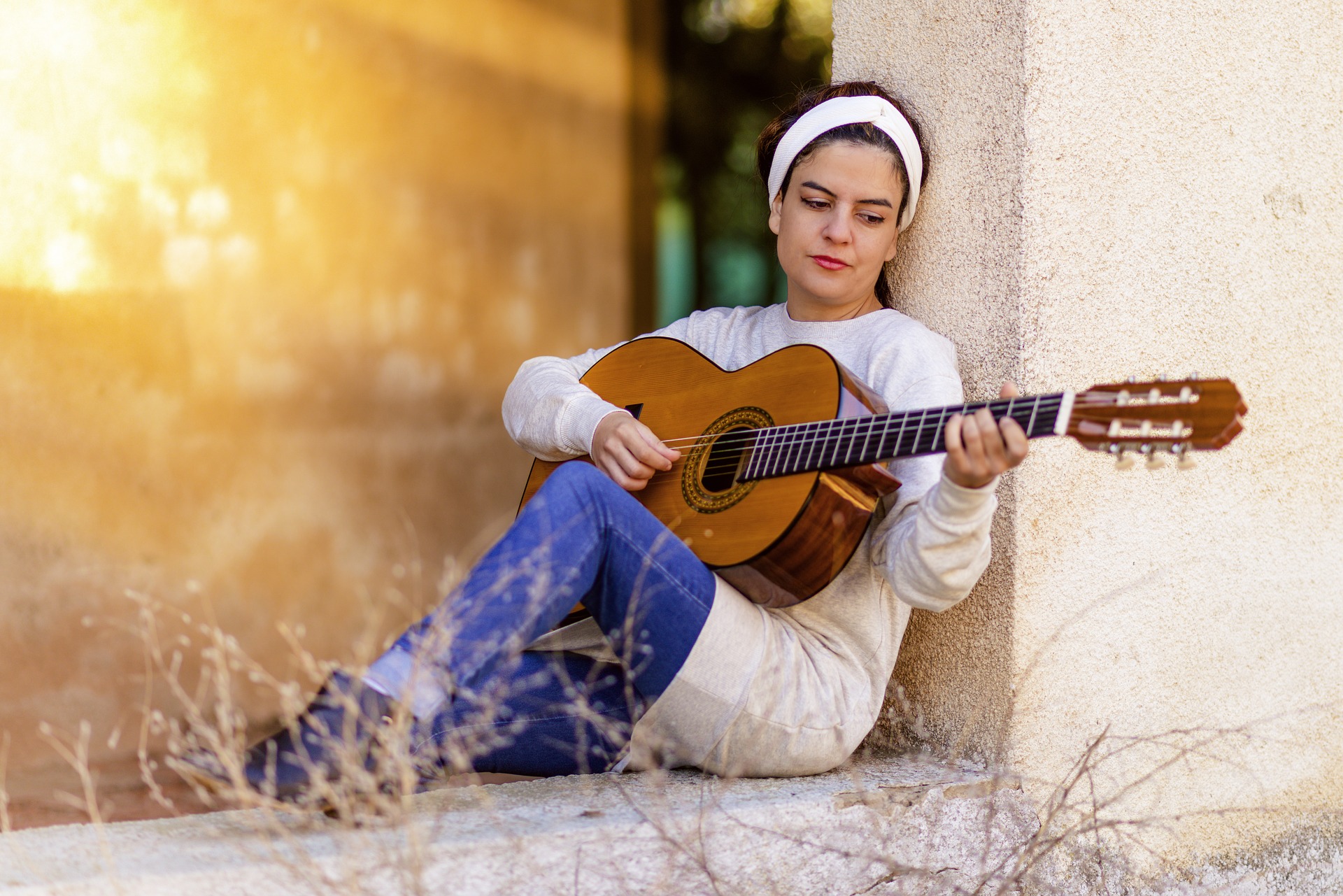 Slink Haarvaten analyse vrouw aan het gitaar leren spelen - De Gitaargoeroe
