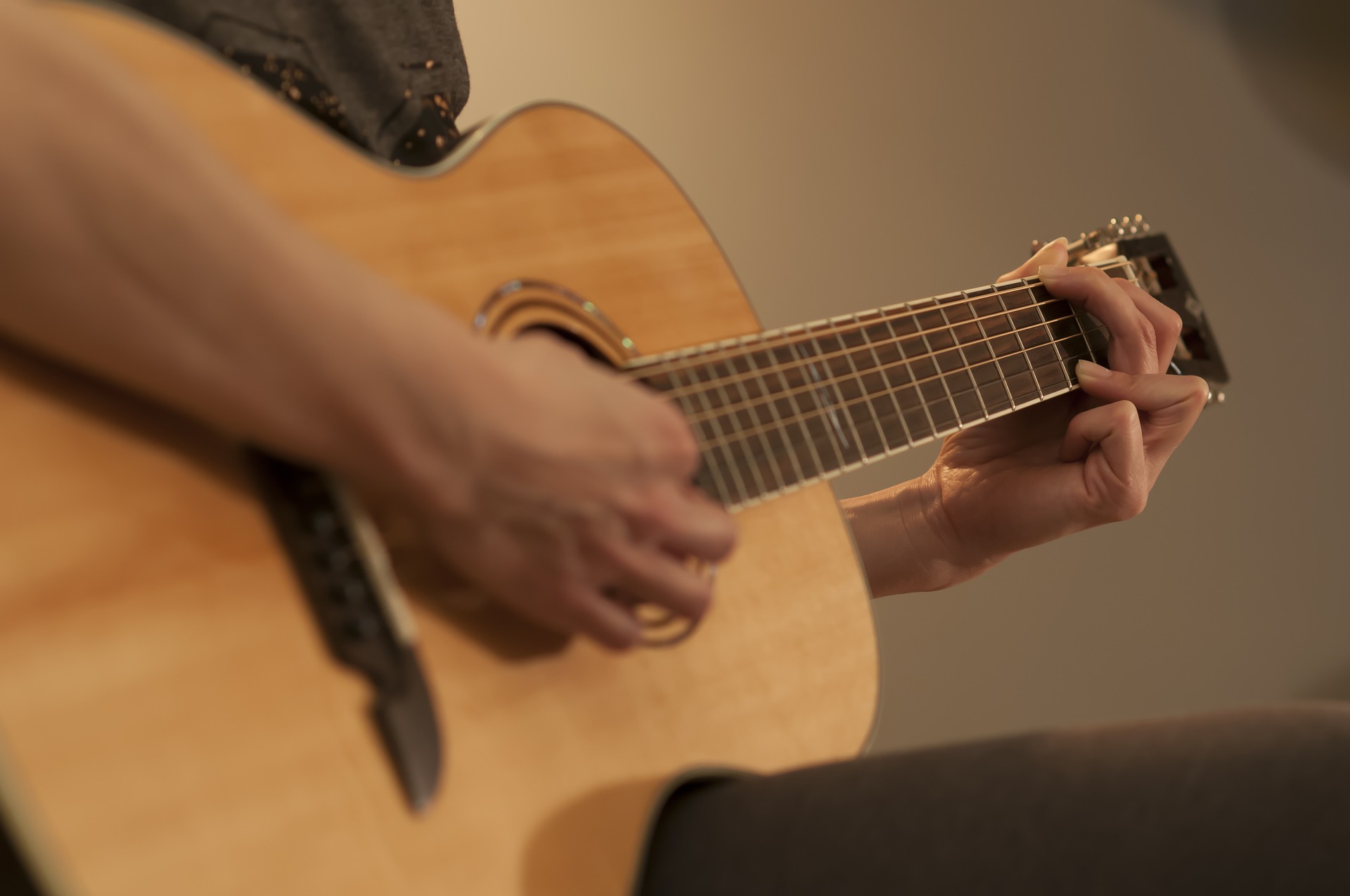 Lees meer over het artikel Gitaarles volgen? De beste methodes om gitaar te leren spelen!
