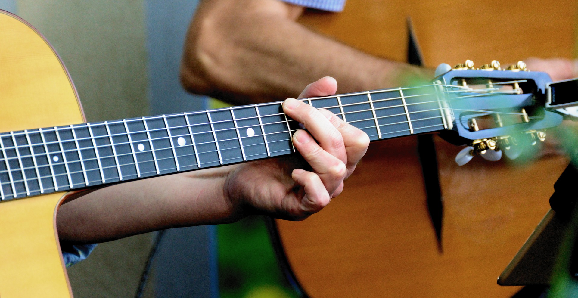 Lees meer over het artikel Snel gitaar leren spelen? Ontdek hoe je dat met 22 lessen kan bereiken!