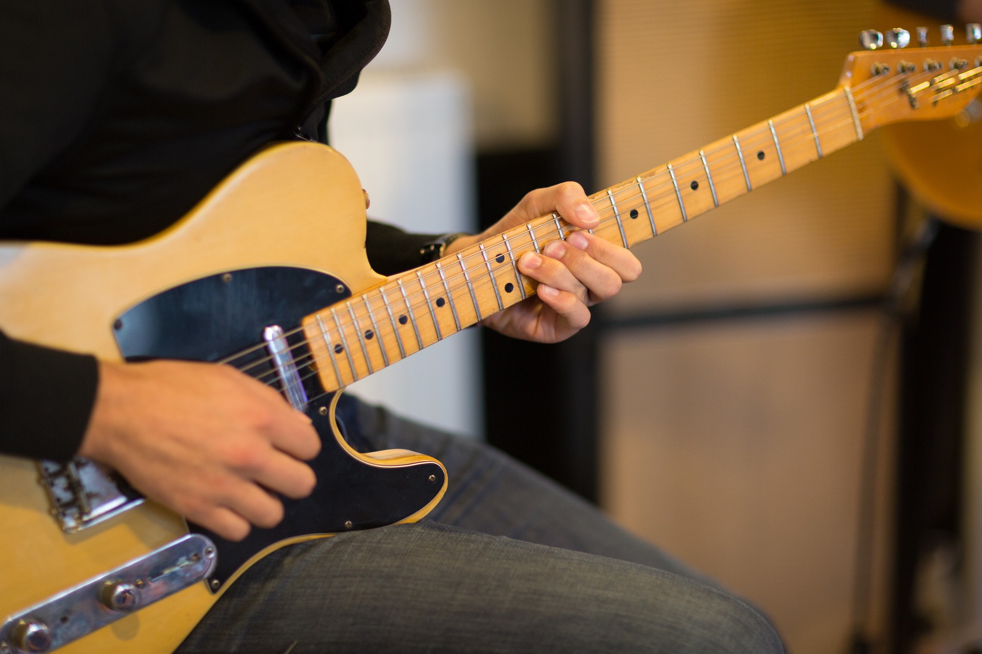 Hoe kan je elektrische gitaar spelen zonder versterker?