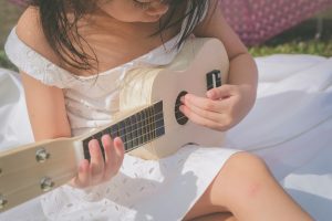 Lees meer over het artikel Gitaar voor je kind kopen? De meest geschikte gitaren voor je kind!